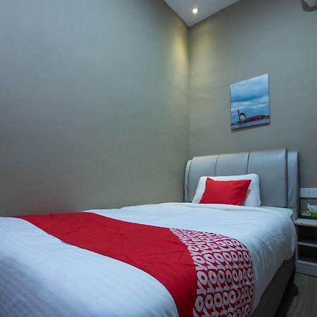 Oyo 90231 Hotel By The Park Plt Джохор-Бару Экстерьер фото